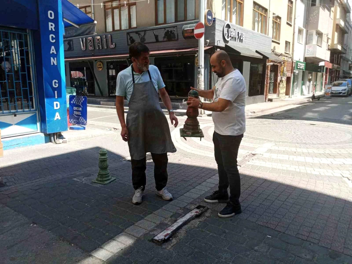 Eskişehir’de Motosikletli Kuryelerin Geçtiği Sokakta Esnafın Çözüm Çabası